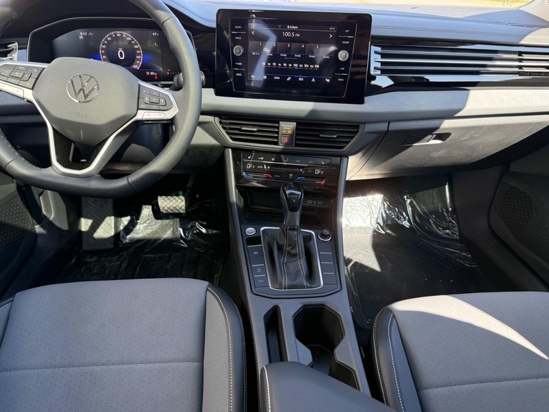Volkswagen Jetta Vehicle Full-screen Gallery Image 6