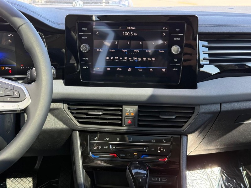 Volkswagen Jetta Vehicle Full-screen Gallery Image 7