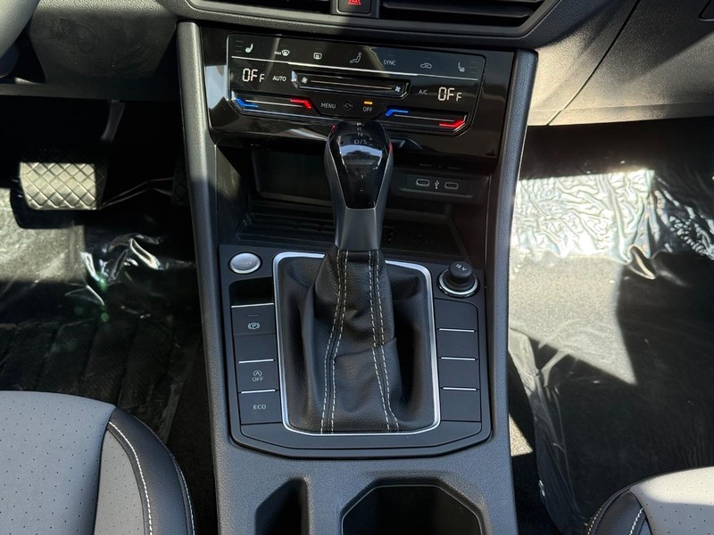 Volkswagen Jetta Vehicle Full-screen Gallery Image 8
