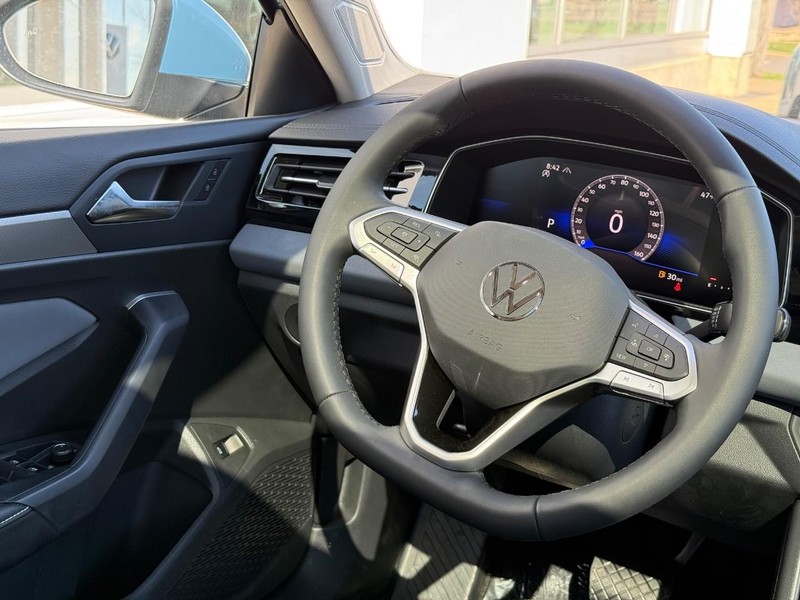 Volkswagen Jetta Vehicle Full-screen Gallery Image 9