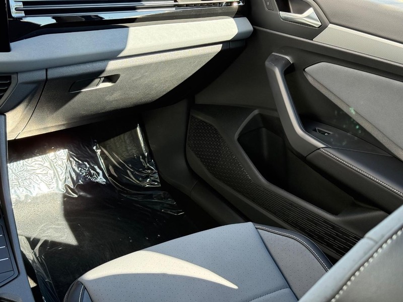 Volkswagen Jetta Vehicle Full-screen Gallery Image 10