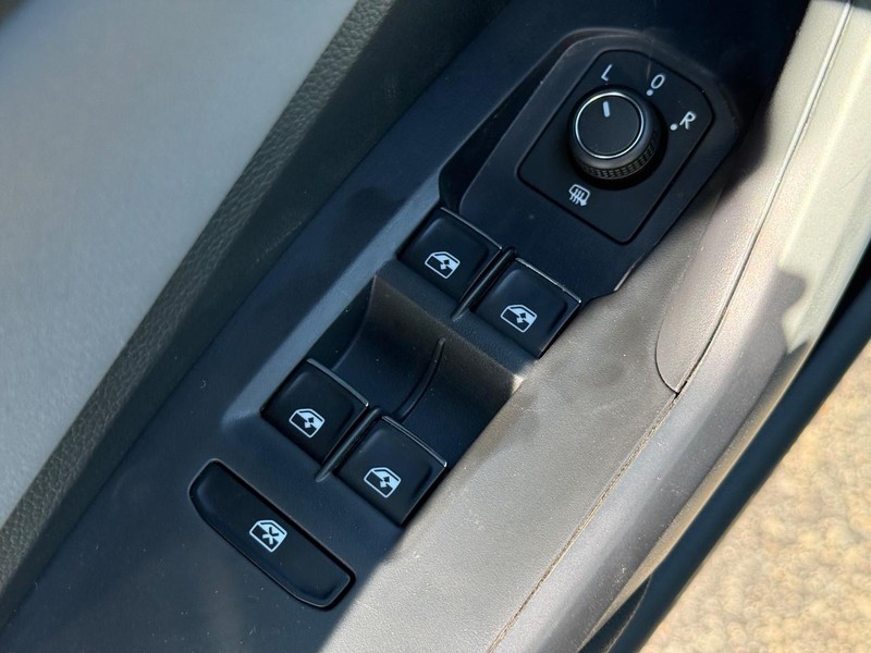 Volkswagen Jetta Vehicle Full-screen Gallery Image 15