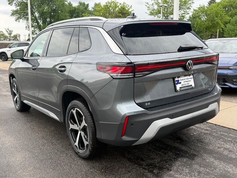Volkswagen Tiguan Vehicle Full-screen Gallery Image 3