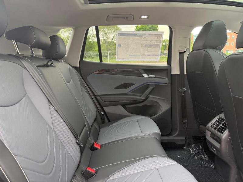 Volkswagen Tiguan Vehicle Full-screen Gallery Image 5