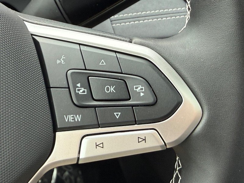 Volkswagen Tiguan Vehicle Full-screen Gallery Image 11