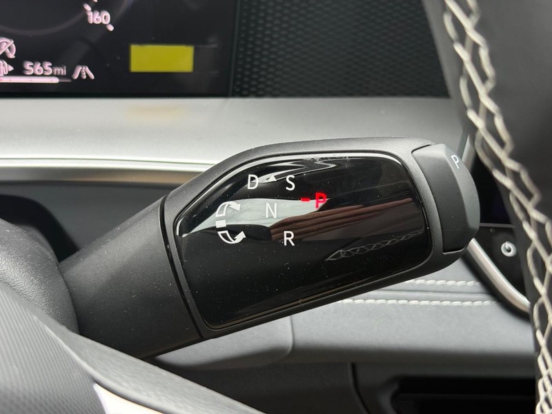 Volkswagen Tiguan Vehicle Full-screen Gallery Image 12