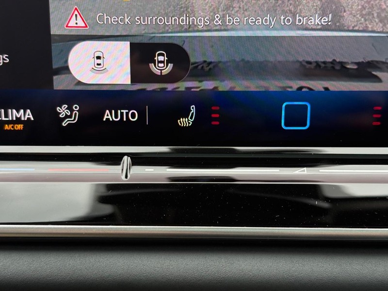 Volkswagen Tiguan Vehicle Full-screen Gallery Image 14