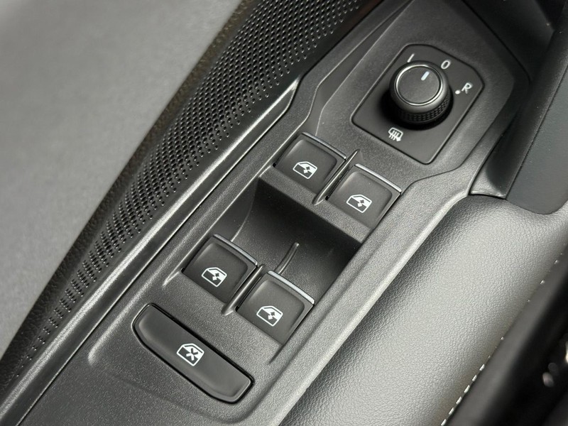 Volkswagen Tiguan Vehicle Full-screen Gallery Image 15