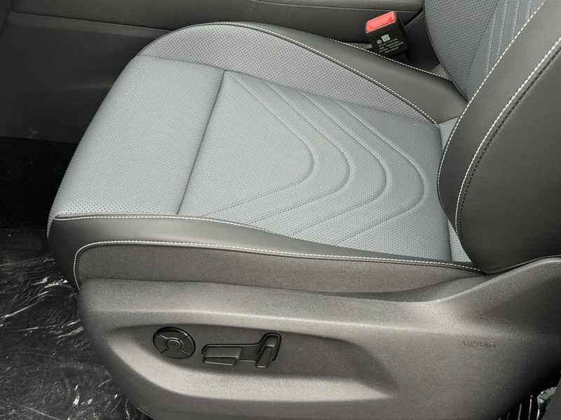 Volkswagen Tiguan Vehicle Full-screen Gallery Image 16