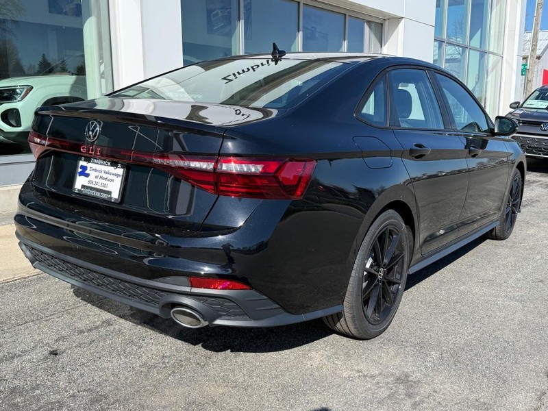 Volkswagen Jetta GLI Vehicle Full-screen Gallery Image 3
