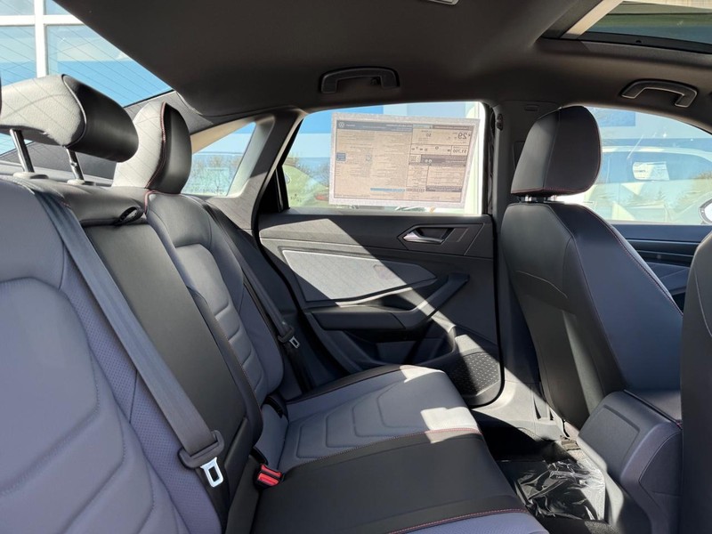 Volkswagen Jetta GLI Vehicle Full-screen Gallery Image 5