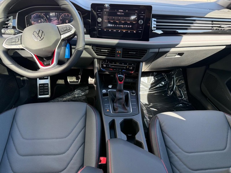 Volkswagen Jetta GLI Vehicle Full-screen Gallery Image 6