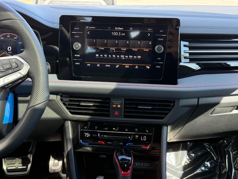 Volkswagen Jetta GLI Vehicle Full-screen Gallery Image 7