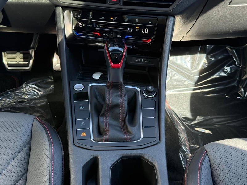 Volkswagen Jetta GLI Vehicle Full-screen Gallery Image 8