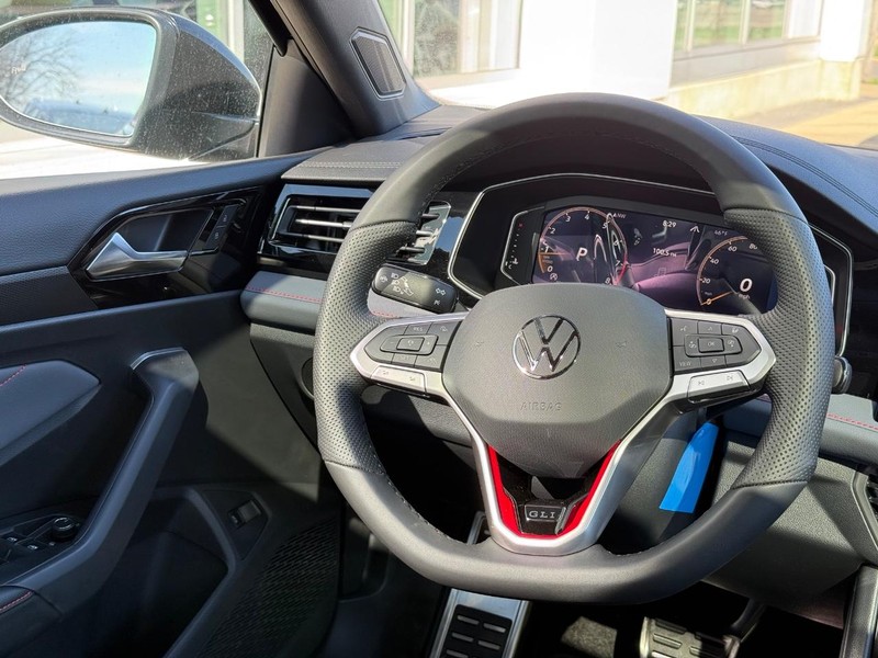 Volkswagen Jetta GLI Vehicle Full-screen Gallery Image 9