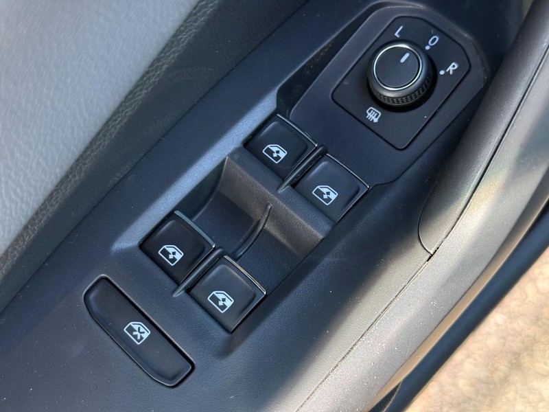Volkswagen Jetta GLI Vehicle Full-screen Gallery Image 15