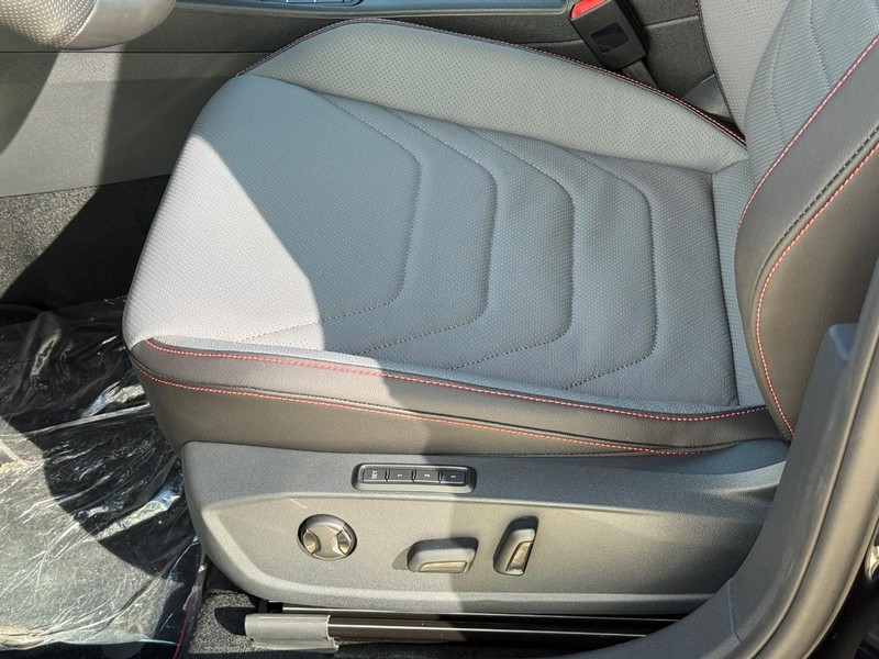 Volkswagen Jetta GLI Vehicle Full-screen Gallery Image 16