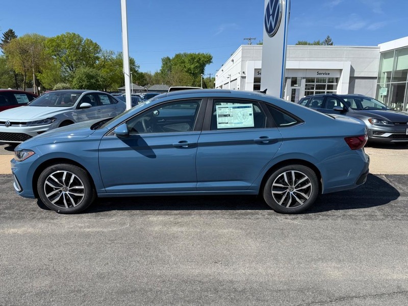 Volkswagen Jetta Vehicle Full-screen Gallery Image 2