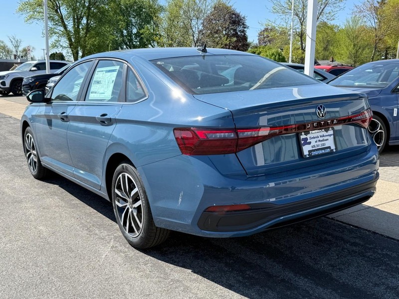 Volkswagen Jetta Vehicle Full-screen Gallery Image 3