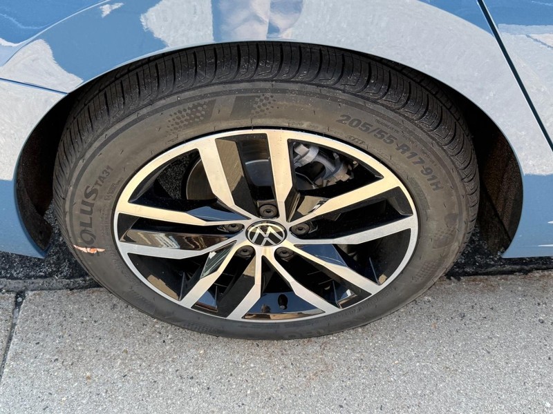 Volkswagen Jetta Vehicle Full-screen Gallery Image 4