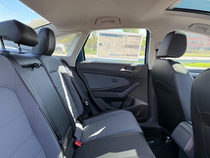 Volkswagen Jetta Vehicle Full-screen Gallery Image 5
