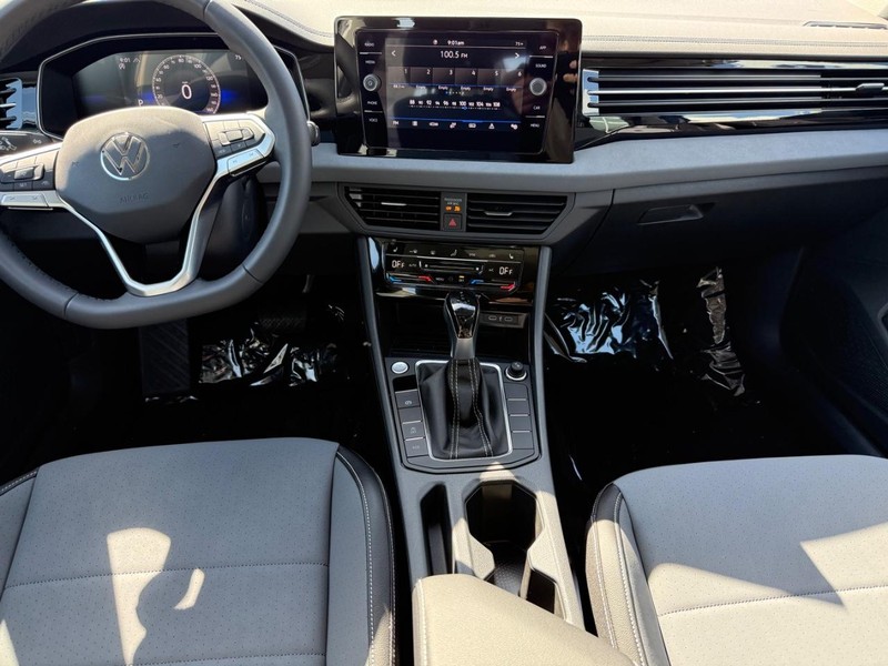 Volkswagen Jetta Vehicle Full-screen Gallery Image 6