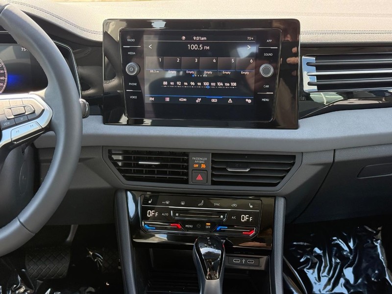 Volkswagen Jetta Vehicle Full-screen Gallery Image 7