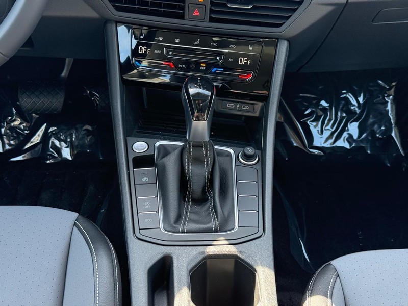Volkswagen Jetta Vehicle Full-screen Gallery Image 8