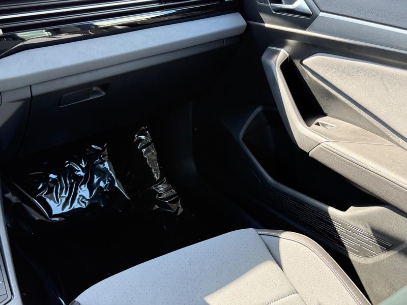 Volkswagen Jetta Vehicle Full-screen Gallery Image 10