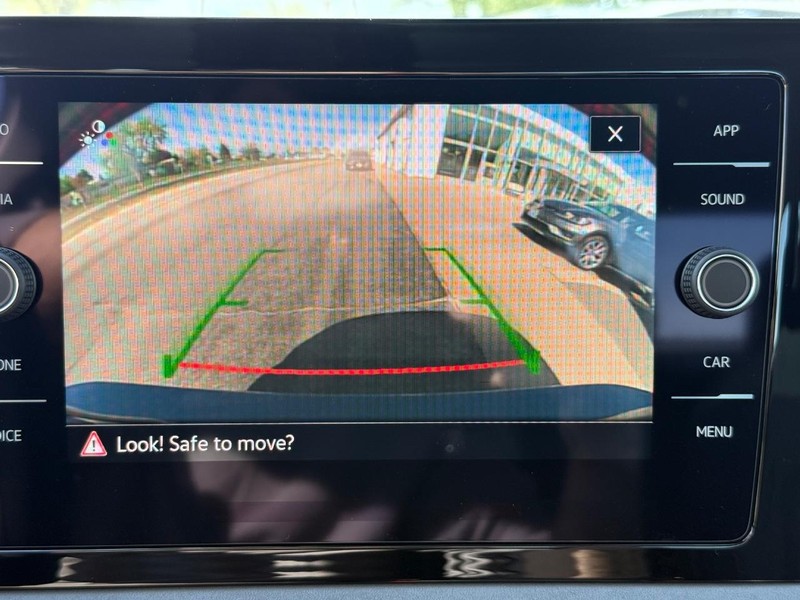 Volkswagen Jetta Vehicle Full-screen Gallery Image 13