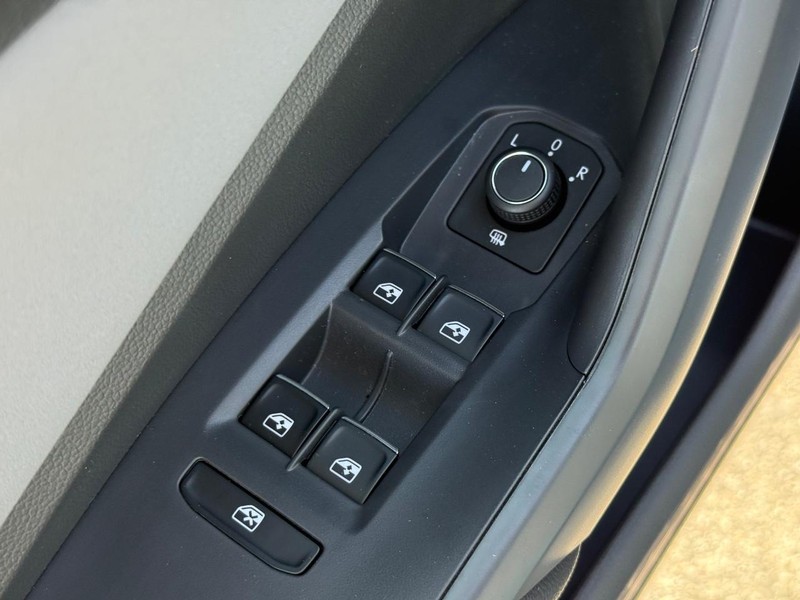 Volkswagen Jetta Vehicle Full-screen Gallery Image 15