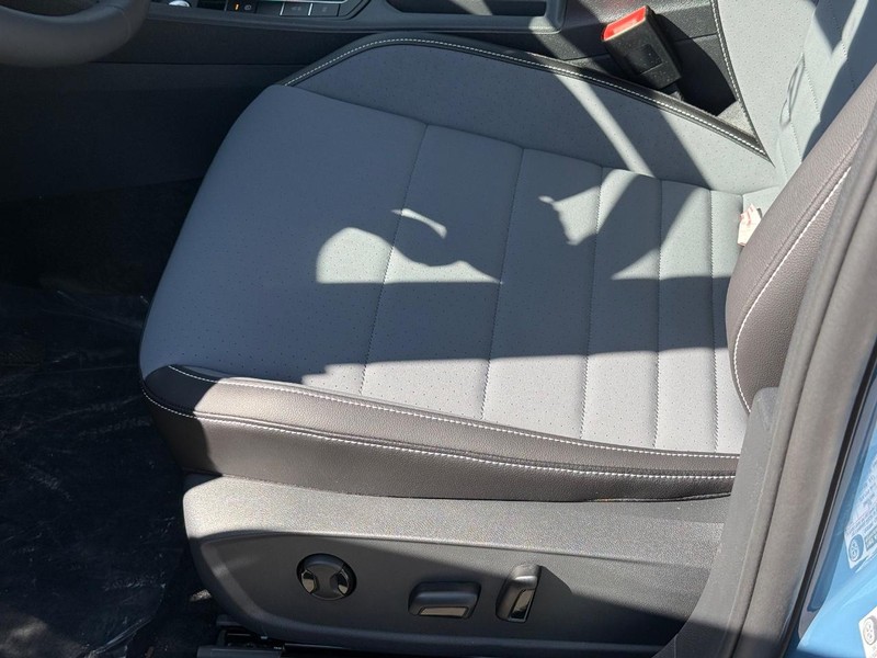 Volkswagen Jetta Vehicle Full-screen Gallery Image 16