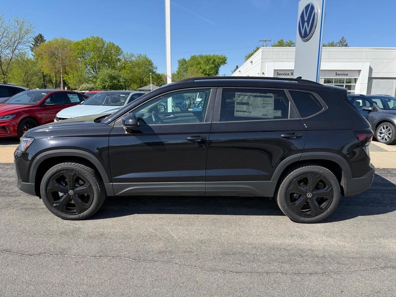 Volkswagen Taos Vehicle Full-screen Gallery Image 2