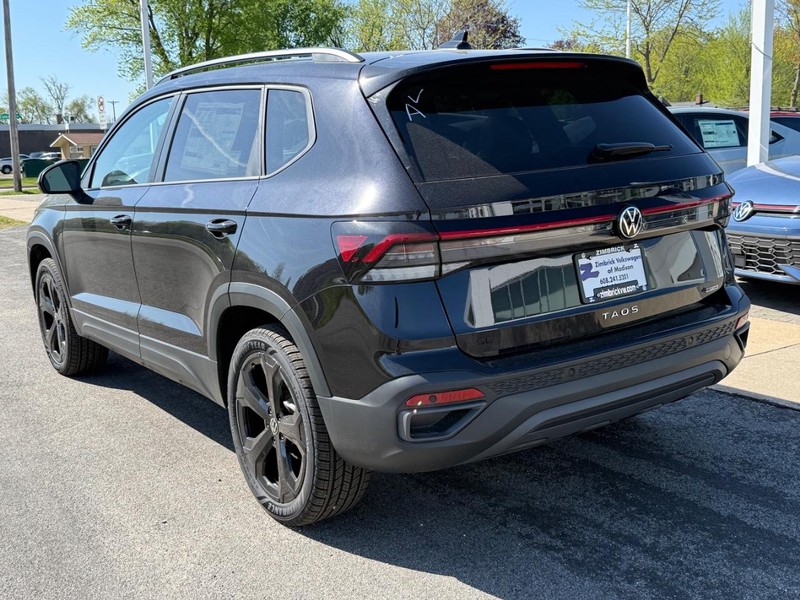Volkswagen Taos Vehicle Full-screen Gallery Image 3