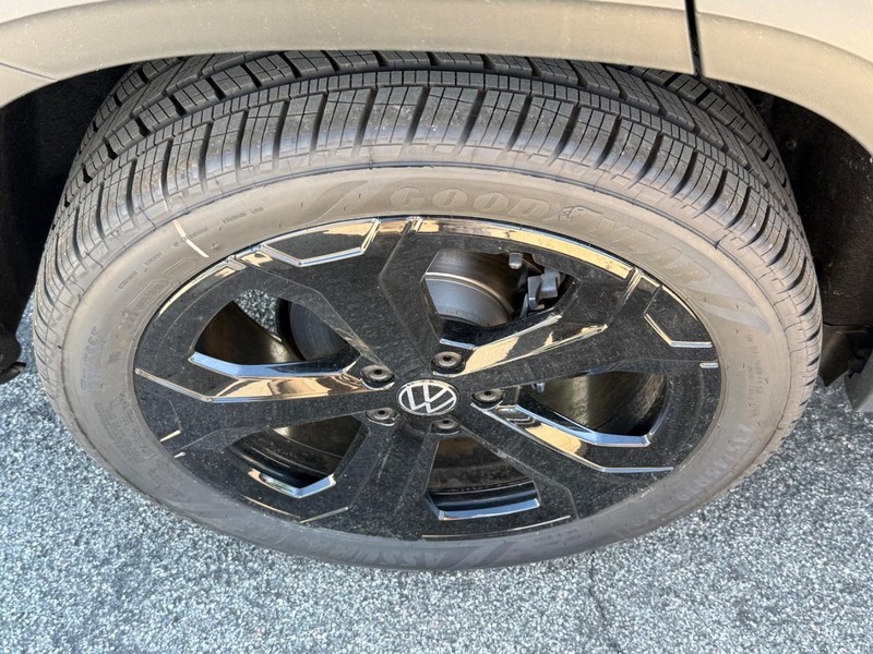 Volkswagen Taos Vehicle Full-screen Gallery Image 4