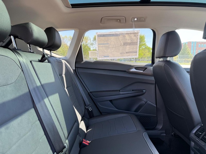 Volkswagen Taos Vehicle Full-screen Gallery Image 5