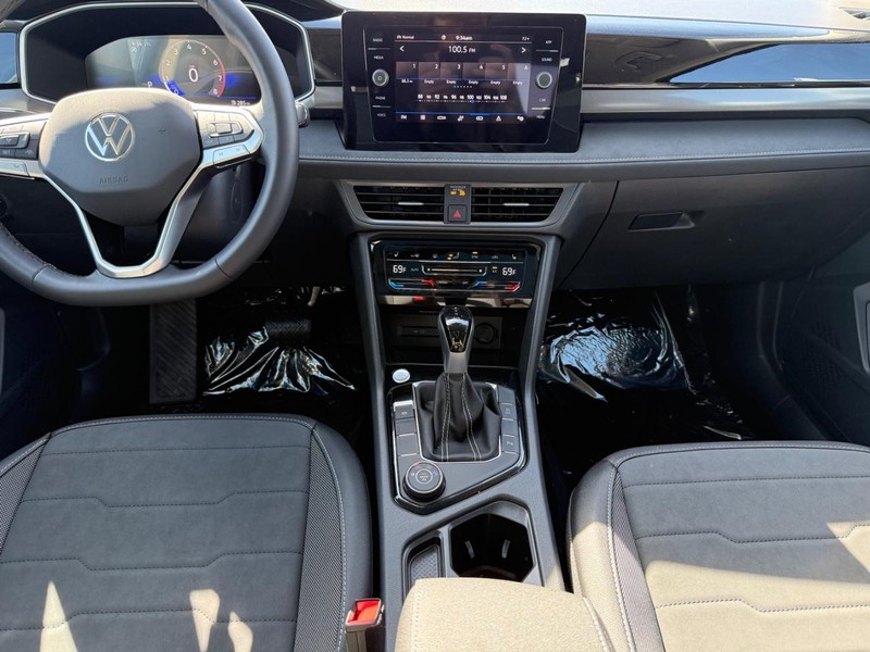 Volkswagen Taos Vehicle Full-screen Gallery Image 6