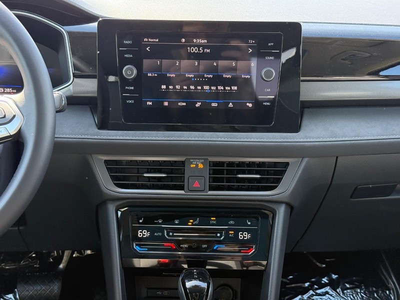 Volkswagen Taos Vehicle Full-screen Gallery Image 7