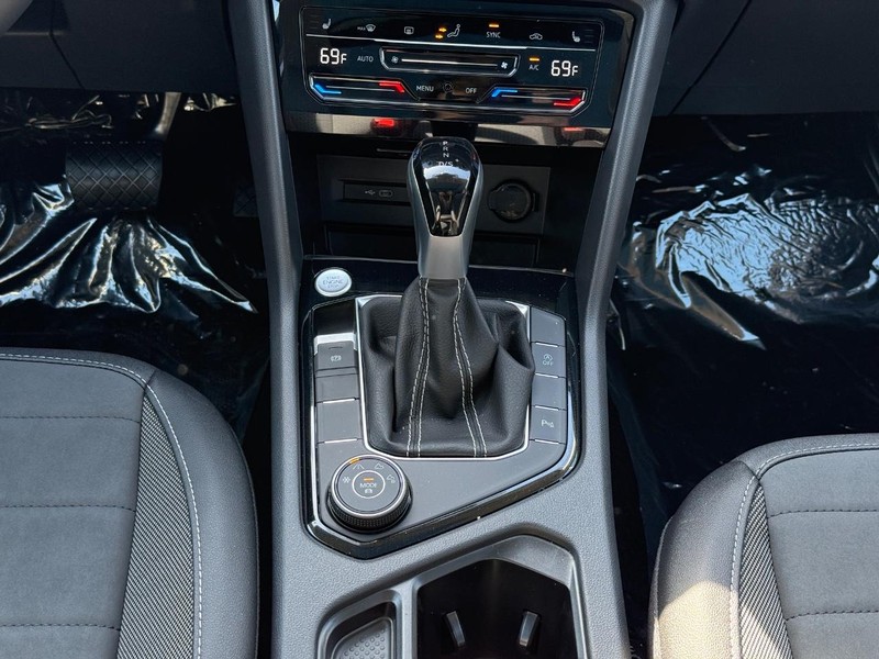 Volkswagen Taos Vehicle Full-screen Gallery Image 8