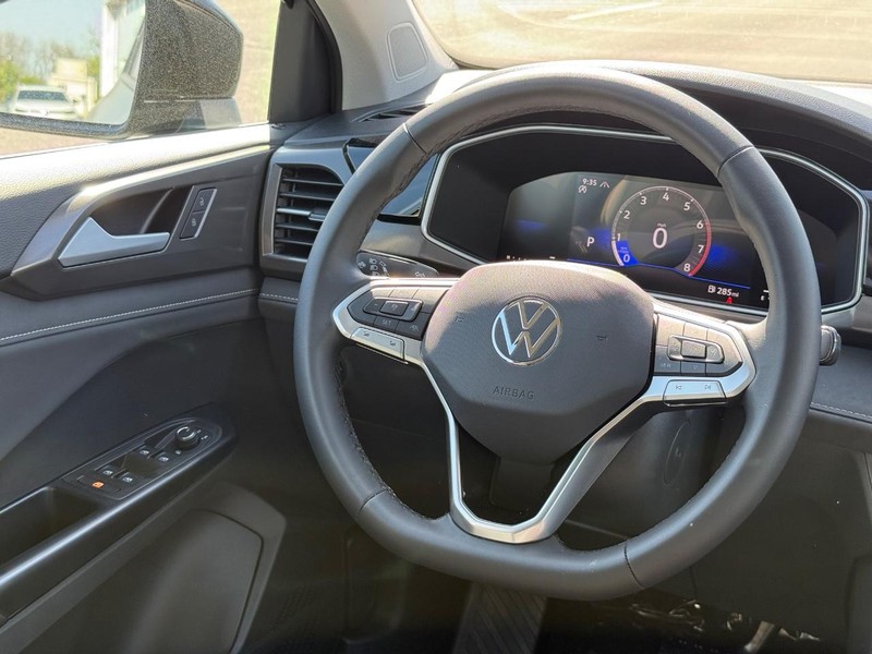 Volkswagen Taos Vehicle Full-screen Gallery Image 9