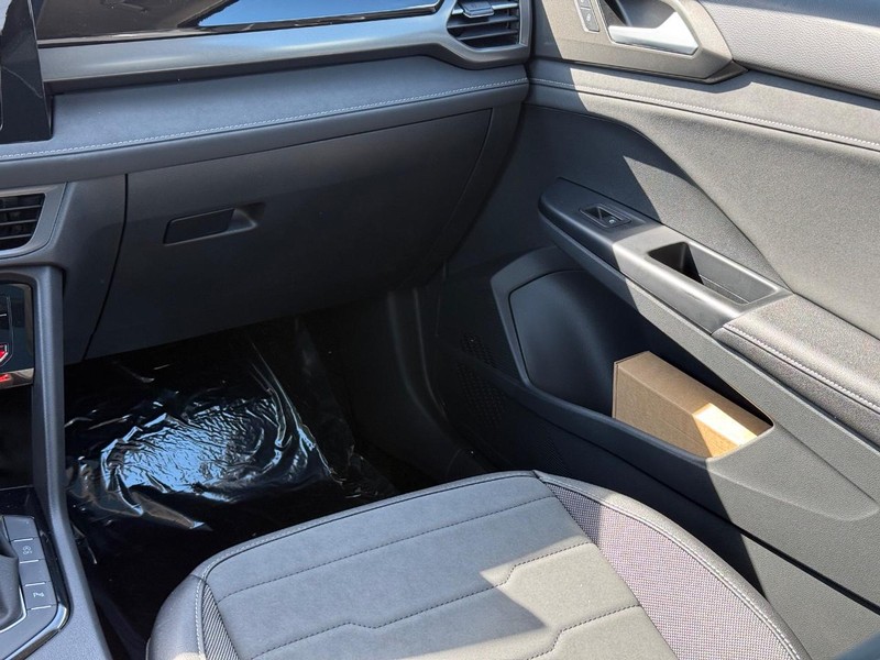 Volkswagen Taos Vehicle Full-screen Gallery Image 10