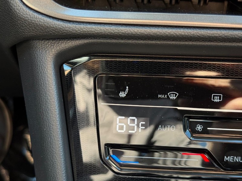 Volkswagen Taos Vehicle Full-screen Gallery Image 15