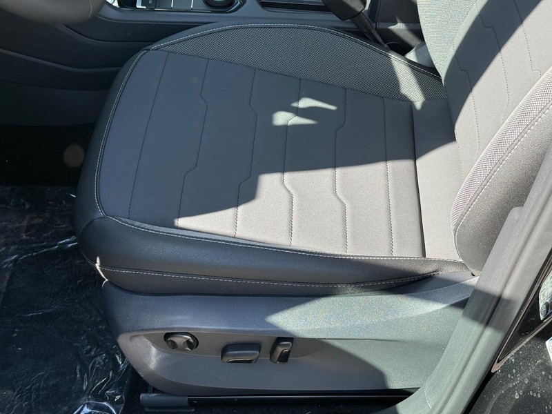 Volkswagen Taos Vehicle Full-screen Gallery Image 17