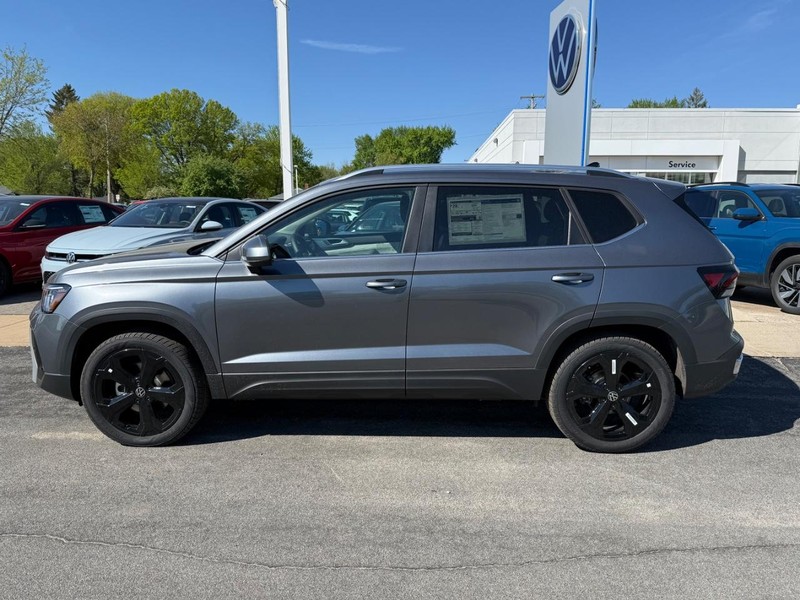 Volkswagen Taos Vehicle Full-screen Gallery Image 2