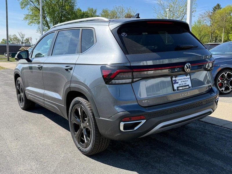 Volkswagen Taos Vehicle Full-screen Gallery Image 3