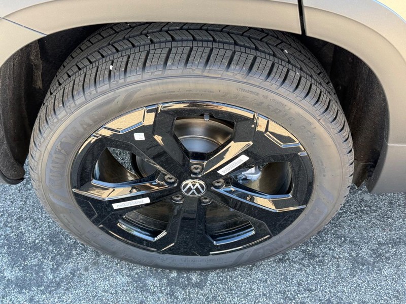 Volkswagen Taos Vehicle Full-screen Gallery Image 4