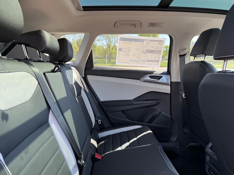 Volkswagen Taos Vehicle Full-screen Gallery Image 5