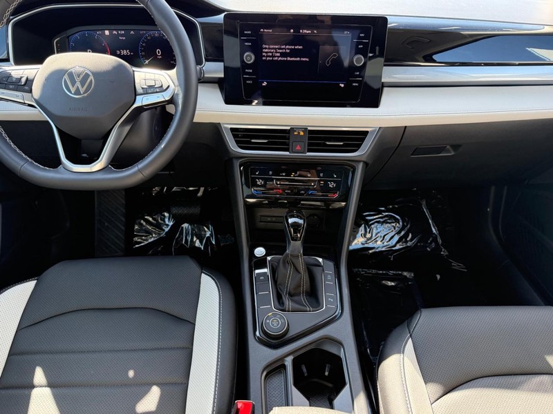 Volkswagen Taos Vehicle Full-screen Gallery Image 6
