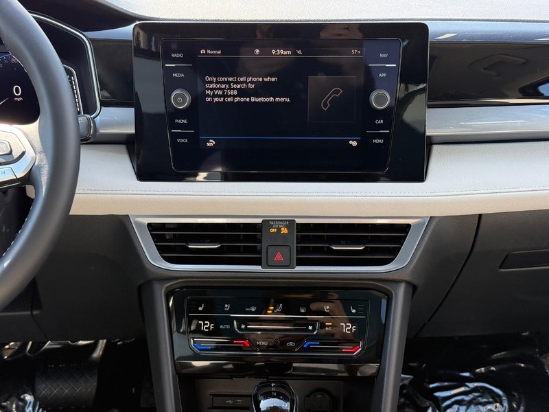 Volkswagen Taos Vehicle Full-screen Gallery Image 7