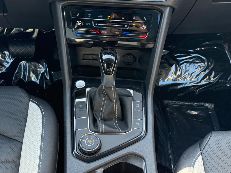 Volkswagen Taos Vehicle Full-screen Gallery Image 8